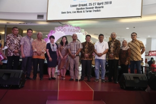 Foto bersama pimpinan dan anggota Komisi I DPRD Kepri disela acara pameran