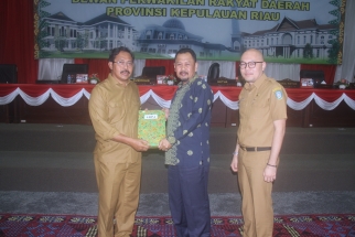 Gubernur Kepri Nurdin Basirun menyerahkan LKPj kepada Waka DPRD Kepri Husnizar Hood