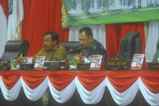 Husnizar Hood saat memimpin jalannya sidang