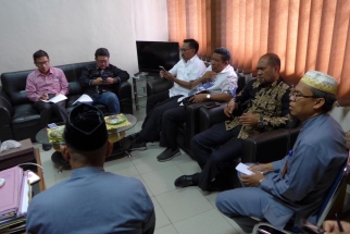 Jajaran Komisi I DPRD Kepri mendengarkan penjelasan Disdukcapil Batam