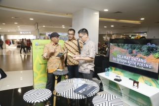 Jajaran Komisi I DPRD Kepri meninjau pameran