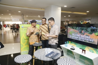 Jajaran Komisi I DPRD Kepri meninjau pameran