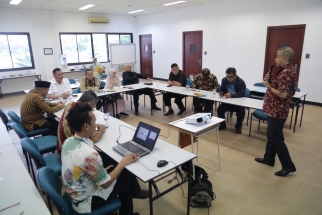 Jajaran Komisi III DPRD Kepri bersama DLH Kepri mendengarkan penjelasan soal limbah