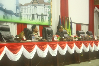 Ketua DPRD Kepri Jumaga Nadeak dan Wagub Kepri Isdianto saat memimpin sidang