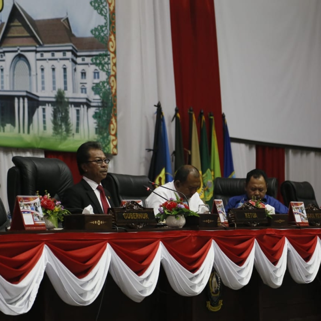 Ketua DPRD Kepri Jumaga Nadeak memimpin sidang paripurna