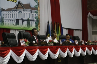 Ketua DPRD Kepri Jumaga Nadeak memimpin sidang paripurna