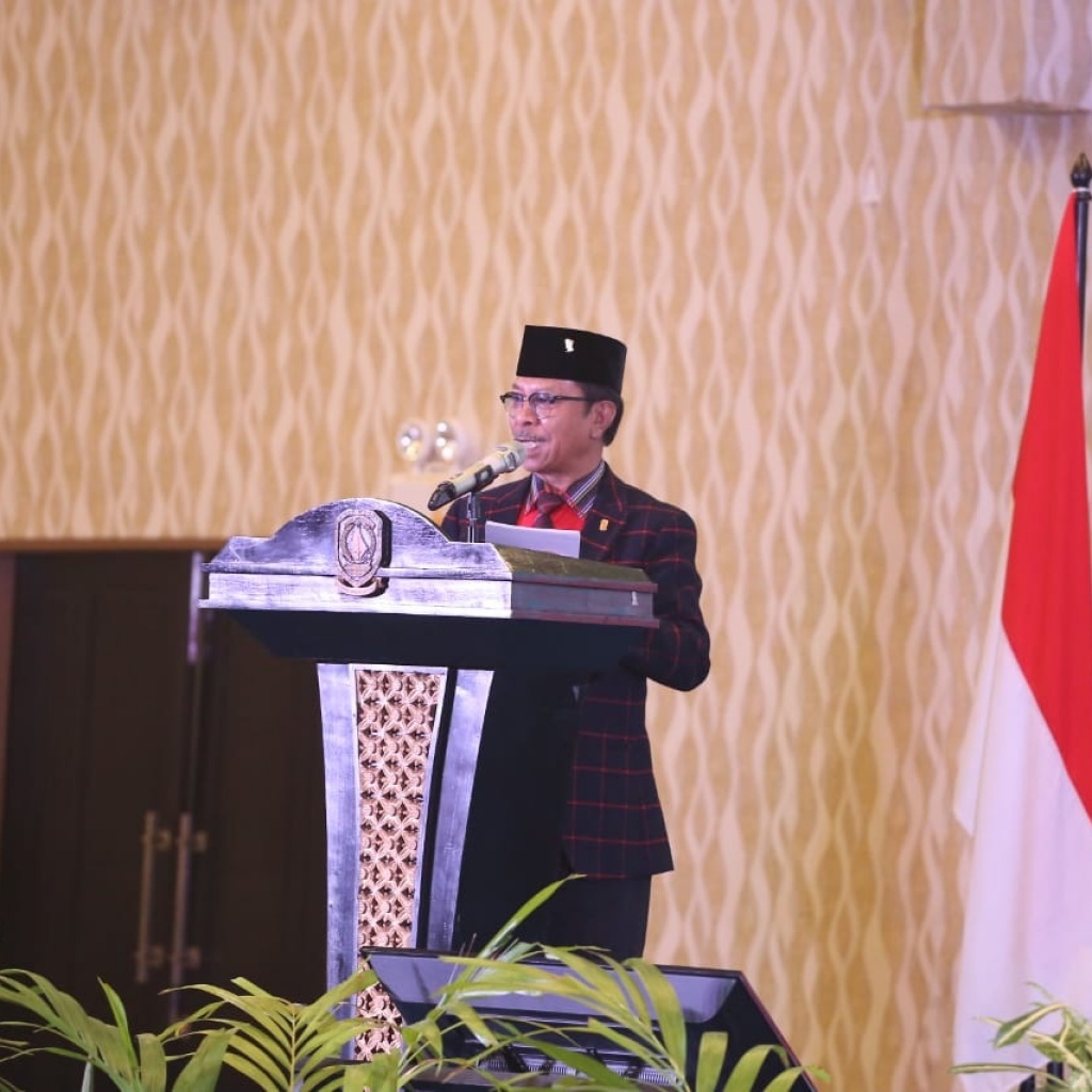 Ketua DPRD Kepri Jumaga Nadeak menyampaikan sambutan