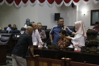 Para anggota DPRD Kepri berdialog jelang pembentukan pansus