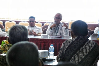 Sekretaris Komisi I Sukhri Farial saat mengajukan pertanyaan