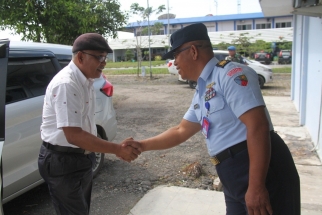 Sukhri Farial menyalami perwira di Datasemen TNI AU Bandara Hang Nadim