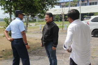 Taba Iskandar berbincang dengan Kadispers Lanud RHF tanjung pinang Letkol Wardoyo