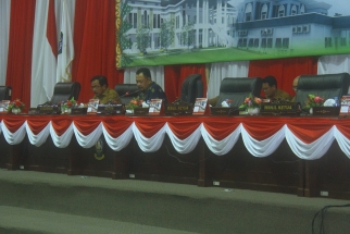 Wakil Ketua DPRD Kepri Husnizar Hood dan Gubernur Nurdin Nurdin saat memimpin sidang paripurna