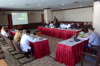 WakilKetua Komisi III DPRD Kepri Surya Makmur Nasution memimpin RDP dengan Bright PLN Batam