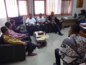Wan Norman Edi, Sarafudin Aluan, Ruslan, Taba Iskandar, Abduurahman dan Afrizal Dahlan saat di Disdukcapil Batam