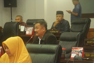 Anggota DPRD Kepri Asmin Patros menyampaikan tanggapan di sidang paripurna