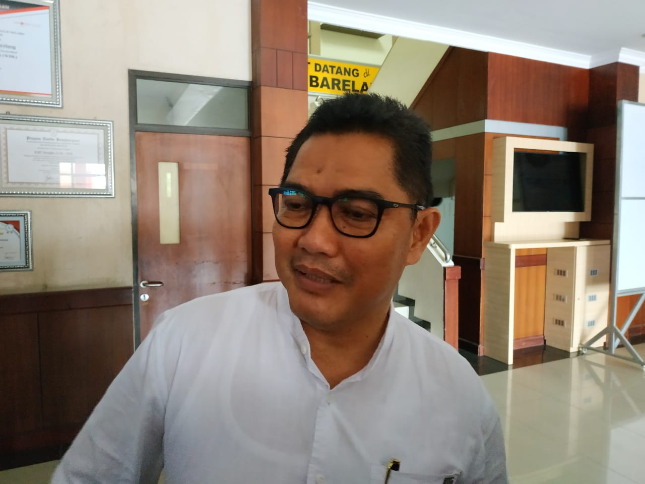 Kepala Biro Hukum Setdaprov Kepri, Heri Moekhrizal saat akan diperiksan oleh KPK-f/masrun-hariankepri.com