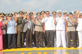 Kapolda Kepri, Ketua DPRD Kepri bersama Gubernur melambaikan tangan dari atas kapal