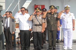 Ketua DPRD Kepri Jumaga Nadeak bersama Gubernur dan Kapolda Kepri