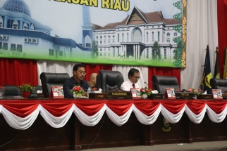 Ketua DPRD Kepri Jumaga Nadeak dan Gubernur Nurdin saat memimpin sidang
