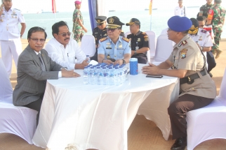 Ketua DPRD Kepri Jumaga Nadeak duduk bersama Gubenur Nurdin Basirun