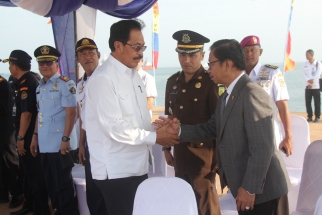Ketua DPRD Kepri, Jumaga Nadeak menyalami Gubernur Nurdin Basirun