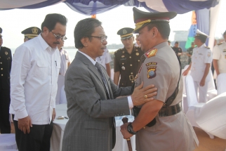 Ketua DPRD Kepri Jumaga Nadeak tampak bercengkrama dengan Kapolda Kepri Irjen Pol Andap Budhi Revianto
