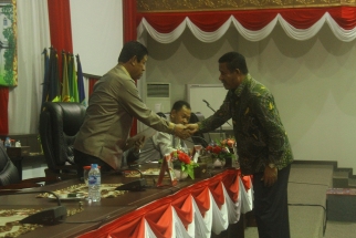 Ketua Pansus Sarafudin Aluan menyalami Wagub Kepri Isdianto