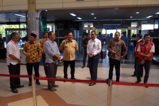 Komisi III DPRD Kepri saat mengecek ke dalam ruang Bandara Hangnadim