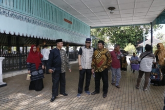 Pansus DPRD Kepri saat melihat salah satu gedung berciri khas Yogyakarta