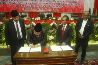 Penandatanganan berita acara oleh Plt Ketua BPK bersama disaksikan gubernur dan Ketua DPRD Kepri Jumaga Nadeak