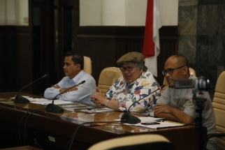 Wakil Ketua DPRD Kepri Amir Hakim Siregar bersama Ketua Pansus Sirajudin Nur saat memimpin rapat