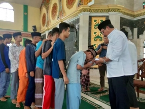 Anak yatim menyakami Gubernur Nurdin Basirun