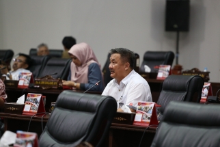 Anggota Fraksi Golkar Asmin Patros menyampaikan pandangannya