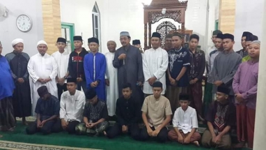 Gubernur Kepri Nurdin Basirun foto bersama jamaah