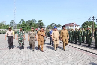 Gubernur Nurdin dan Bupati Lingga saat memeriksa barisan HUT Linmas di Lingga