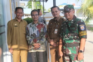 Jumaga Nadeak foto bersama Kepala Kesbang dan Petinggi TNI