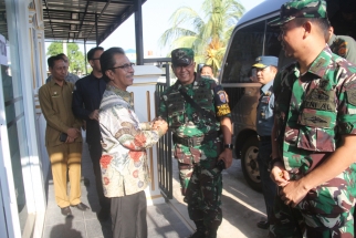 Ketua DPRD Kepri Jumaga Nadeak berbincang dengan para perwira TNI