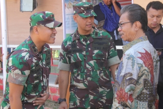 Ketua DPRD Kepri Jumaga Nadeak berbincang dengan perwira TNI