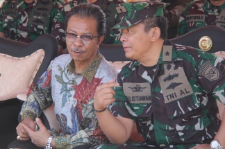 Ketua DPRD Kepri Jumaga Nadeak berbincang dengan petinggi TNI