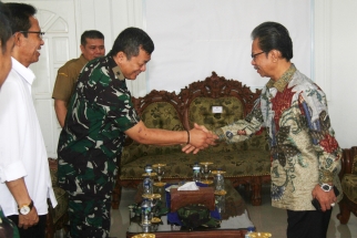 Ketua DPRD Kepri Jumaga Nadeak menyalami petinggi TNI