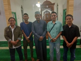 Nurdin foto bersama para jamaah