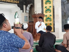 Nurdin saat Safari Ramadan di Masjid Jami Nurul Huda Tanjungriau
