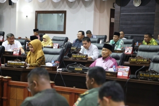 Para anggota DPRD Kepri saat mengikuti sidang