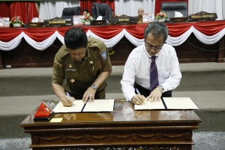 Penandatanganan berita acara pengesagan oleh Ketua DPRD Kepri dan Plt Gubernur Isdianto