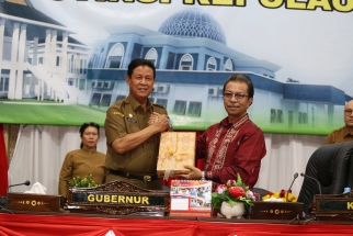 Serahterima Nota Keuangan dari Plt Gubernur kepada Ketua DPRD Kepri