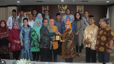 Tim Banmus DPRD Riau bertukar cenderamata dengan DPRD Kepri