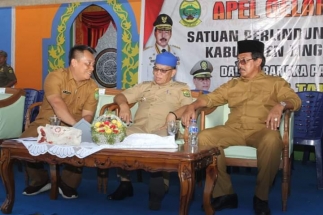 Wakil Bupati, dan Bupati Lingga saat bersama Gubernur Kepri Nurdin Basirun