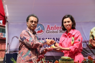 Anggota DPRD Kepri Jumaga Nadeak menerima tumpeng dari manajemen perusahaan