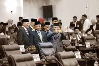 Anggota DPRD Kepri yang baru dilantik foto selfie dengan para mantan anggota DPRD Kepri