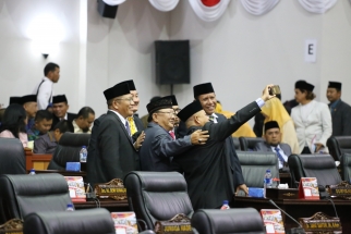 Beberapa anggota DPRD Kepri ber swafoto dengan mantan anggota DPRD Kepri